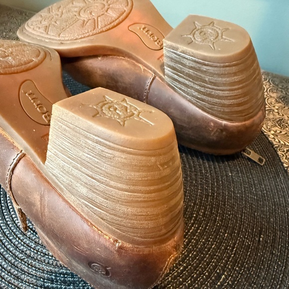 LIKE NEW — Born Chestnut Leather Ankle Booties - Picture 8 of 16